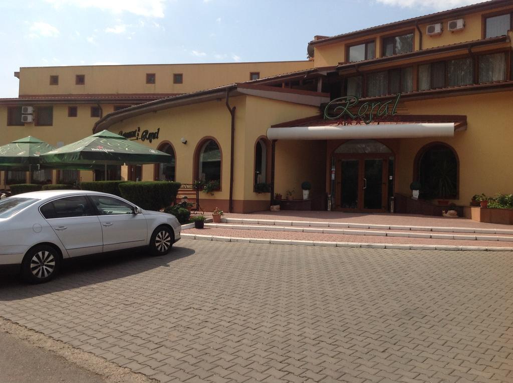 Hotel Royal Urziceni Exterior photo